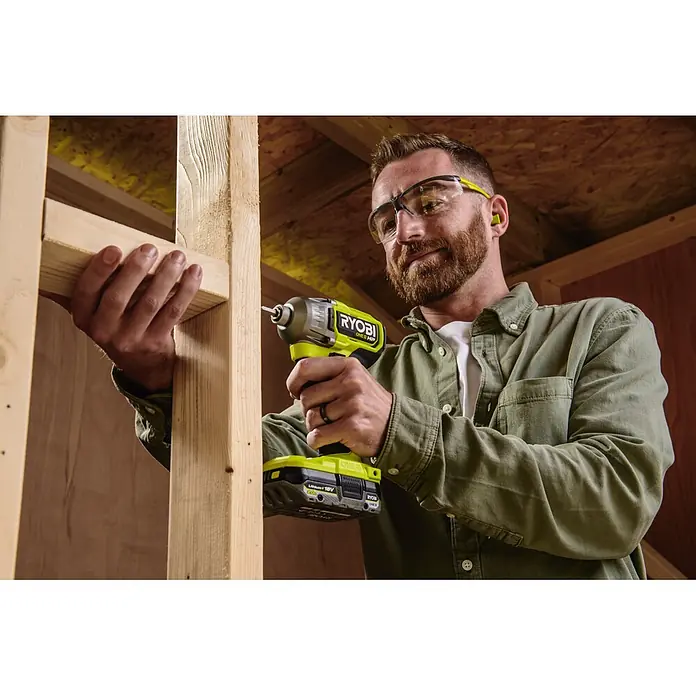 Ryobi ONE+HP Akku-Schlagschrauber RID18X1-0 - 18 V, Ohne Akku, 320 Nm - Mann benutzt einen grünen Ryobi Schlagschrauber, um Holz an einem Holzrahmen zu befestigen.