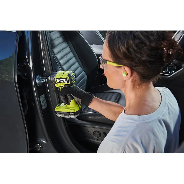 Ryobi ONE+HP Akku-Schlagschrauber RID18X1-0 - 18 V, Ohne Akku, 320 Nm - Eine Person benutzt einen limegrünen Ryobi ONE+ HP Schlagschrauber an einer Autotürverriegelung, mit Handschuhen und Schutzausrüstung.