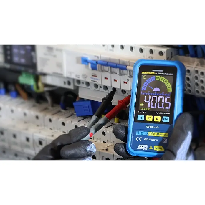 Pancontrol Digital-Multimeter PAN Pocketmeter-2 - Messbereich Wechselspannung: 0,001 V - 600 V - Eine Person in Handschuhen misst mit einem blauen Digitalmultimeter Spannung (400,5V AC True RMS) in einem Sicherungskasten.