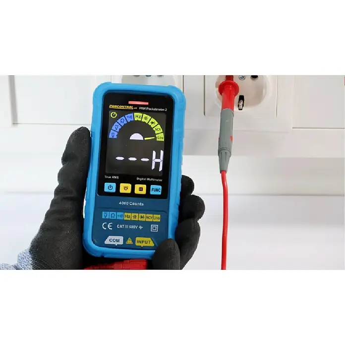 Pancontrol Digital-Multimeter PAN Pocketmeter-2 - Messbereich Wechselspannung: 0,001 V - 600 V - Blaues Digitalmultimeter in behandschuhter Hand, rote Prüfspitze in Steckdose. Display zeigt '- - - H'.