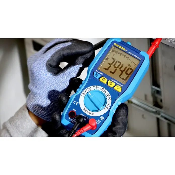 Pancontrol Digital-Multimeter - Messbereich Wechselspannung: 10 V - 600 V - Eine behandschuhte Hand hält ein blau-schwarzes Digitalmultimeter mit der Anzeige „394.9“.