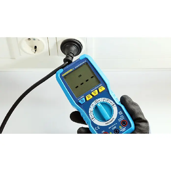 Pancontrol Digital-Multimeter - Messbereich Wechselspannung: 10 V - 600 V - Blau-schwarzes Digitalmultimeter, von behandschuhter Hand gehalten, mit schwarzem Kabel an Steckdose angeschlossen.