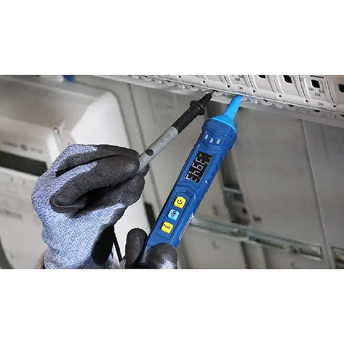 Pancontrol Spannungsprüfer - Messkategorie: CAT III 600 V - Blaues Handmessgerät, von einer behandschuhten Hand gehalten, misst Spannung an Sicherungsautomaten in einem Schaltkasten.