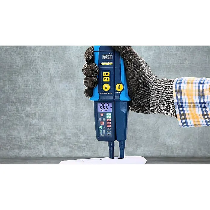 Pancontrol Spannungsprüfer Spannungs- & Durchgangsprüfer PAN MV-1000AD - 12 V - 690 V, Polanzahl: 1 Stk. - Hand in Arbeitshandschuh hält blau-schwarzes elektrisches Prüfgerät mit Digitalanzeige und Prüfspitzen.