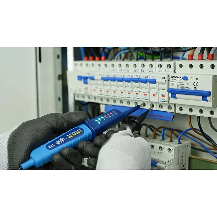 Pancontrol Spannungsprüfer Spannungsprüfer mit LED-Anzeige PAN Volttester 400 - Polanzahl: 2 Stk., Messbereich Gleichspannung: 6 V - 400 V, Messbereich Wechselspannung: 6 V - 400 V - Blauer Voltmeter mit leuchtenden Anzeigen, von behandschuhten Händen gehalten, misst Spannung an einem Sicherungskasten.