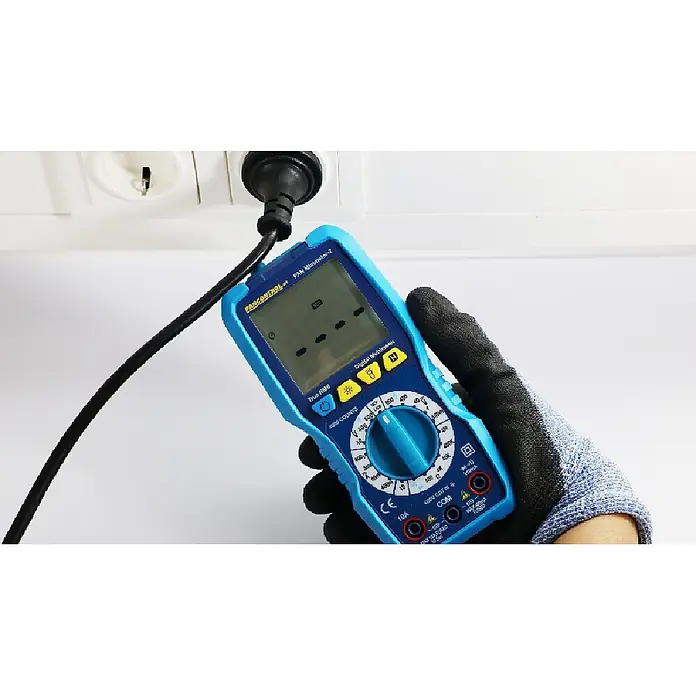 Pancontrol Kontaktloser Spannungsprüfer Digital-Multimeter PAN Minimeter-2 - Messbereich Wechselspannung: 0,1 V - 600 V, Messbereich Gleichstrom: 0,1 µA - 10 A, CAT III 600 V - Blaues Digitalmultimeter, von einer behandschuhten Hand gehalten, mit einem Messkabel in einer Steckdose.