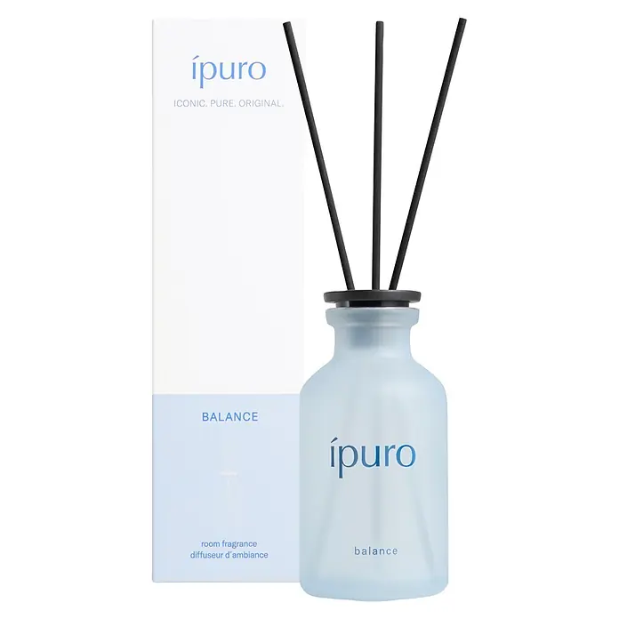Ipuro Classic Raumduft - Balance, 75 ml - Weißer Produktkarton und mattierter blauer ípuro 'balance' Raumduft-Diffusor mit schwarzen Stäbchen.