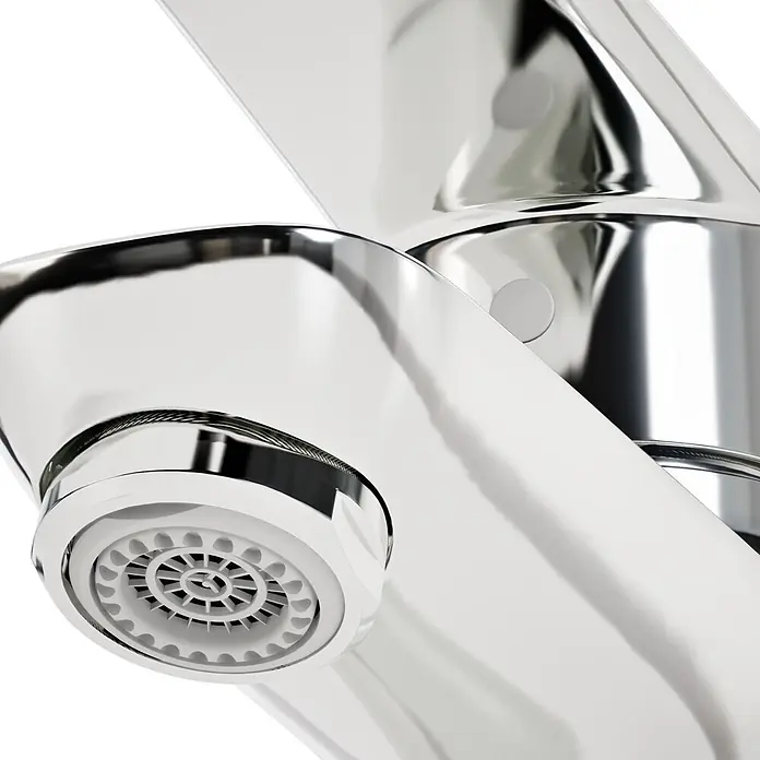VitrA Flow Soft Waschtischarmatur - Chrom, Höhe: 15 cm, Ohne Zugstange - Nahaufnahme eines glänzenden, verchromten Wasserhahnauslaufs mit weißem Perlator.