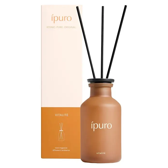 Ipuro Classic Raumduft - Vitalite, 240 ml - Ípuro Vitalité Raumduft-Diffusor in einer Terrakottaflasche mit schwarzen Stäbchen und der weiß-orangen Produktbox.