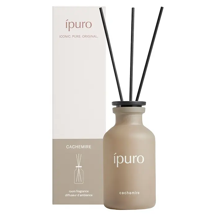 Ipuro Classic Raumduft - Cachemire, 75 ml - Ípuro Cachemire Raumduft-Diffusor: hellbraune Flasche mit dunklen Stäbchen, daneben die beige-cremefarbene Verpackung.