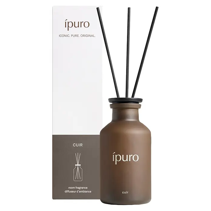 Ipuro Classic Raumduft - Cuir, 75 ml - Matte braune Raumduftflasche mit schwarzen Stäbchen und passender weiß-brauner Verpackung.