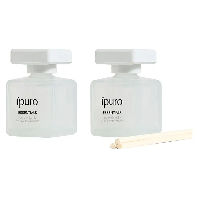 Ipuro Essentials Raumduft Set - White Lily, 2 Stk., 50 ml - Zwei ípuro White Lily Raumdiffusoren mit klaren Glasflaschen, weißen Kappen und einem Bündel natürlicher Holzstäbchen.