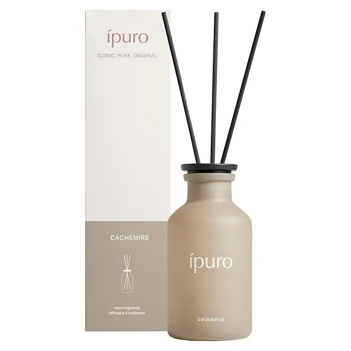 Ipuro Classic Raumduft - Cachemire, 240 ml - Beiger ípuro Cachemire Raumduft-Diffusor mit schwarzen Stäbchen, neben seiner rechteckigen Verpackung.