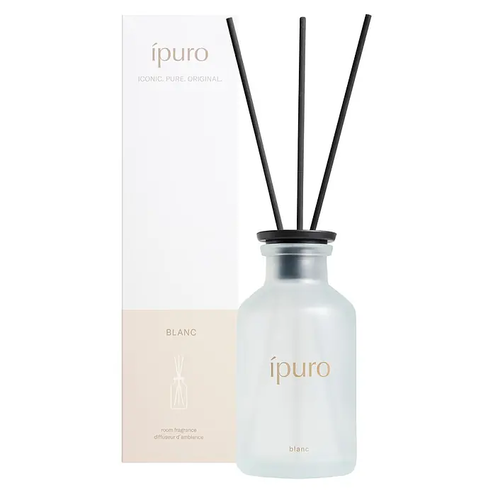 Ipuro Classic Raumduft - Blanc, 240 ml - Mattierter Glas-Raumduft-Diffusor mit schwarzen Stäbchen und einer weißen, beigefarbenen Verpackung.
