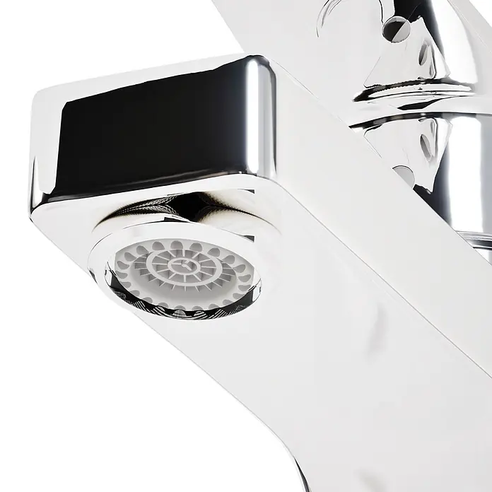 VitrA Flow Square Waschtischarmatur - Chrom, Glänzend, Höhe: 17,6 cm, Ohne Zugstange - Nahaufnahme eines modernen Chrom-Wasserhahns mit sichtbarem Strahlregler am Auslauf.
