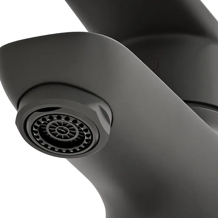 VitrA Flow Soft Waschtischarmatur - Schwarz, Höhe: 15 cm, Mit Zugstange - Nahaufnahme eines matten, dunkelgrauen modernen Wasserhahnauslaufs mit rundem Luftsprudler.