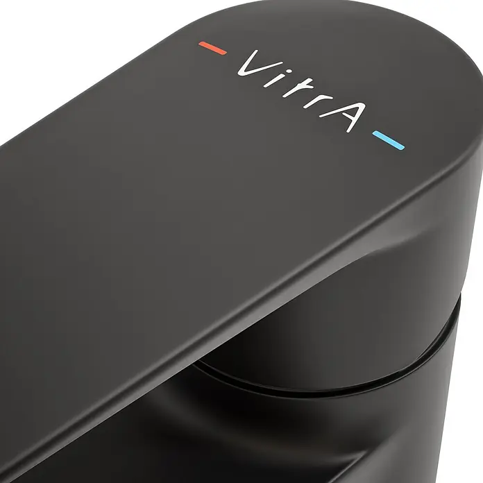 VitrA Flow Soft Waschtischarmatur - Höhe: 29,3 cm, Ohne Zugstange, Schwarz - Matt schwarzer Wasserhahn-Griff mit Vitra-Logo und roten sowie blauen Temperaturanzeigen.