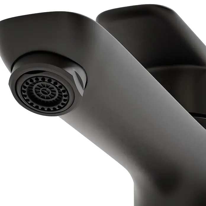 VitrA Flow Soft Waschtischarmatur - Höhe: 29,3 cm, Ohne Zugstange, Schwarz - Nahaufnahme eines mattschwarzen Wasserhahn-Auslaufs mit rundem Perlator, der die Wasseraustrittsöffnungen zeigt.