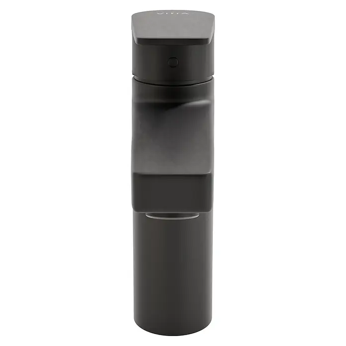 VitrA Flow Square Waschtischarmatur - Schwarz, Matt, Höhe: 17,6 cm, Ohne Zugstange - Mattes dunkelgraues zylindrisches Smart-Gerät mit flacher Oberseite, Vitra-Logo und Frontanzeige.