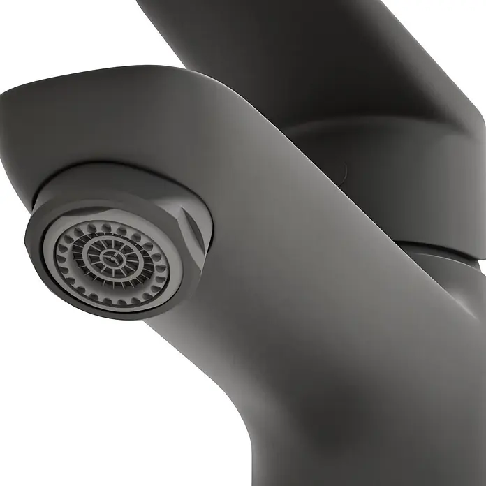VitrA Flow Soft Waschtischarmatur - Schwarz, Höhe: 17 cm, Ohne Zugstange - Nahaufnahme eines matten dunkelgrauen Wasserhahnauslaufs mit sichtbarem Luftsprudler.