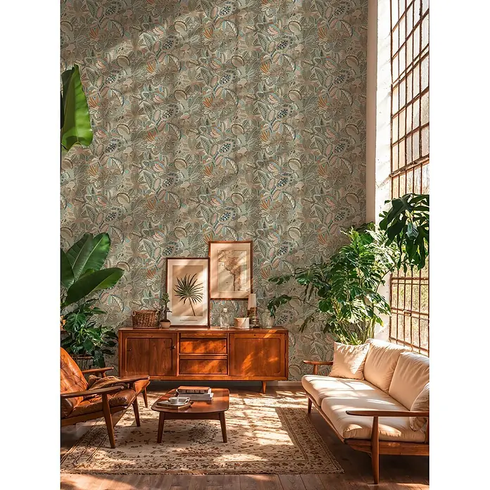 A.S. Création Cuba 2 Vliestapete Ethno - Grau-Blau, Floral, 10,05 x 0,53 m - Botanische Tapete mit aufwendigen blauen, orangefarbenen, braunen und beigen Blumenmustern, die eine große Wand in einem gemütlichen, sonnendurchfluteten Wohnzimmer bedeckt.