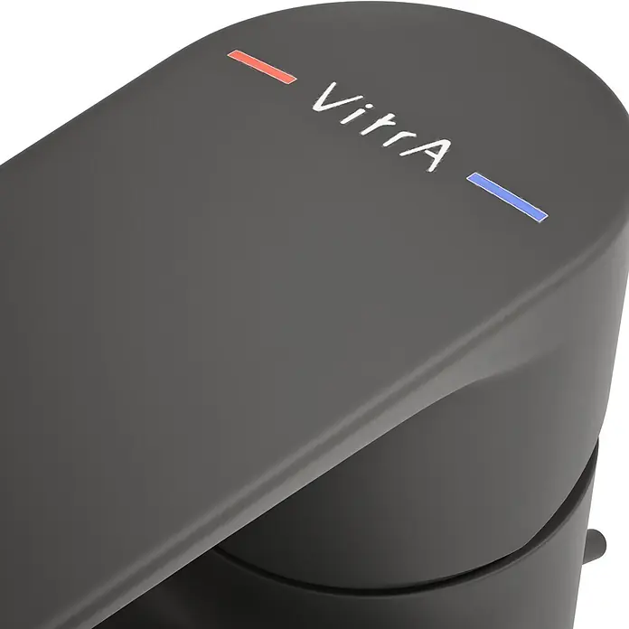 VitrA Flow Soft Waschtischarmatur - Schwarz, Höhe: 15 cm, Mit Zugstange - Mattes dunkelgraues Wasserhahn-Griffstück mit VitrA-Branding, rot für heiß und blau für kalt markiert.