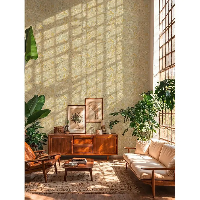 A.S. Création Cuba 2 Vliestapete Ethno - Beige-Creme, Floral, 10,05 x 0,53 m - Elegante beige, hellgrüne und gold gemusterte Tapete an einer Wohnzimmerwand, die eine warme und stilvolle Atmosphäre schafft.