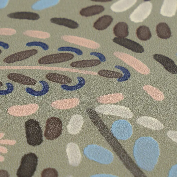 A.S. Création Cuba 2 Vliestapete Ethno - Grau-Blau, Floral, 10,05 x 0,53 m - Texturierter Stoff mit abstraktem Muster aus braunen, rosa, blauen und weißen Formen auf grünlich-beigem Hintergrund.