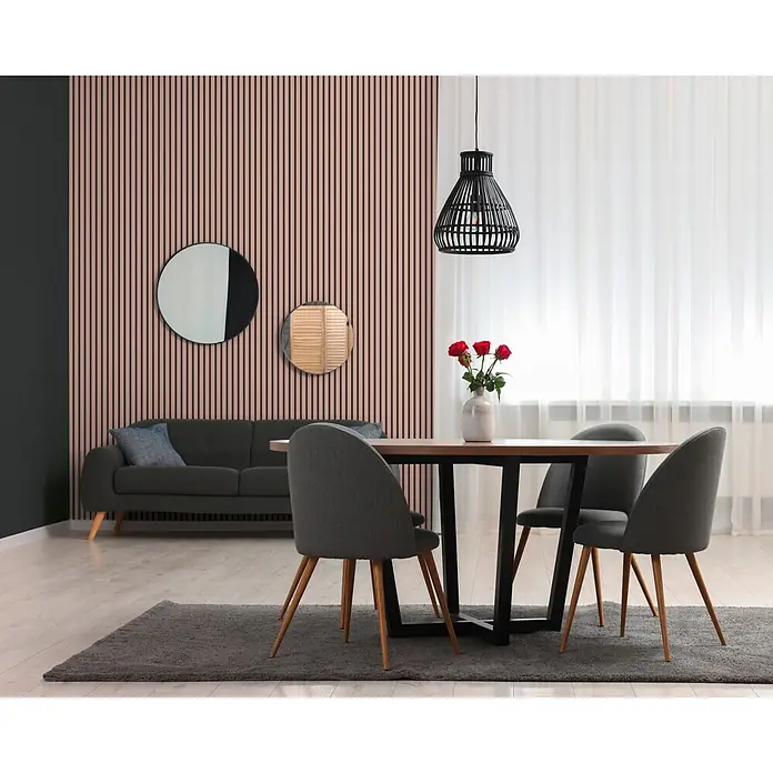 A.S. Création Pintwalls 3 Vliestapete Paneele - Rosa-Schwarz, Sonstiges, 10,05 x 0,53 m - Moderner Essbereich mit rundem Holztisch, schwarzem Gestell und vier grauen Stoffstühlen mit Holzbeinen auf grauem Teppich.