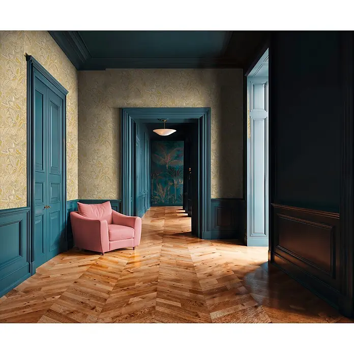 A.S. Création Cuba 2 Vliestapete Ethno - Beige-Creme, Floral, 10,05 x 0,53 m - Botanisch gemusterte Tapete in einem Flur mit türkisfarbener Verkleidung, Holzfußboden und rosa Sessel.