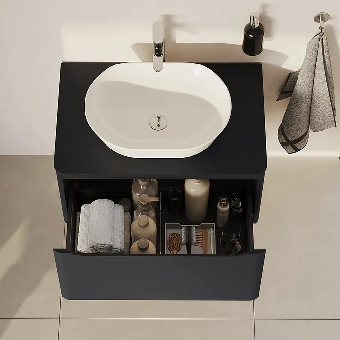 VitrA Integra Round Waschbeckenunterschrank Integra Round - B x T x H: 76,5 x 52 x 42 cm, Graphit - Dunkelgrauer Waschtisch mit weißem Becken und Chromarmatur, von oben. Geöffnete Schublade mit geordneten Pflegeprodukten und Handtüchern.