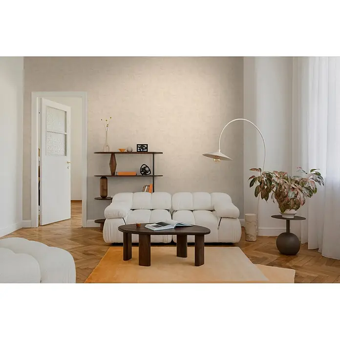 A.S. Création Nordic Feeling Vliestapete Uni - Beige-Rosa, Uni, 10,05 x 0,53 m - Strukturierte hellbeige Tapete an einer Wohnzimmerwand.