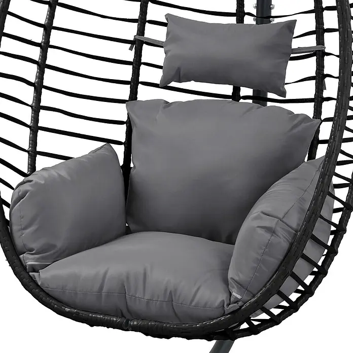 SVITA Hängesessel BELLY - L x B x H: 100 x 90 x 200 cm, Metall, Schwarz - Nahaufnahme des Innenbereichs eines Hänge-Eierstuhls mit schwarzem Rattanrahmen und bequemen grauen Kissen, inklusive Kopfstütze.