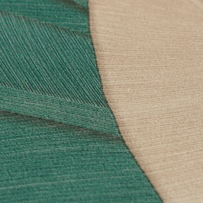 A.S. Création Metropolitan Stories Vibes & Styles Vliestapete Palme - Beige-Braun, Floral, 10,05 x 0,53 m - Texturierte Tapetenprobe mit linearen Mustern in Petrol und Beige. Der petrolfarbene Bereich weist auch diagonale Linien auf.