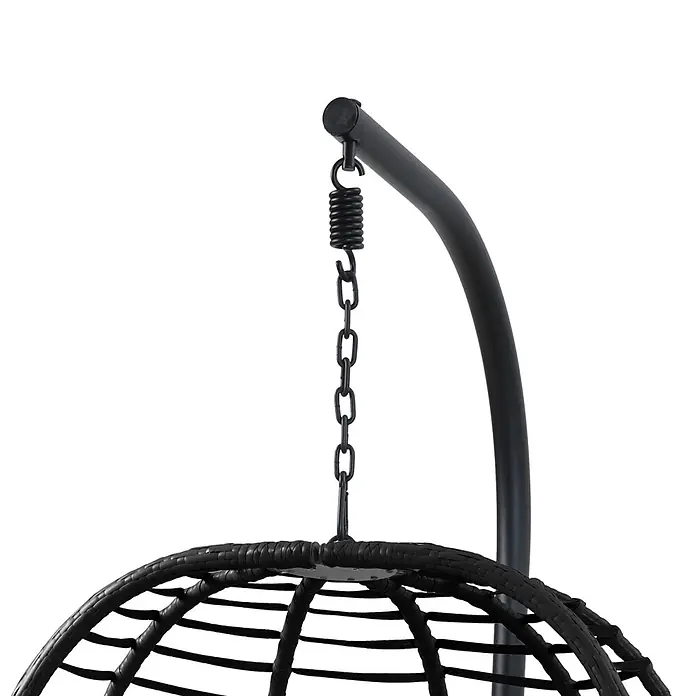 SVITA Hängesessel BELLY - L x B x H: 100 x 90 x 200 cm, Metall, Schwarz - Schwarzes Metallgestell mit Feder und Kette, das einen schwarzen Rattan-Hängesessel hält.