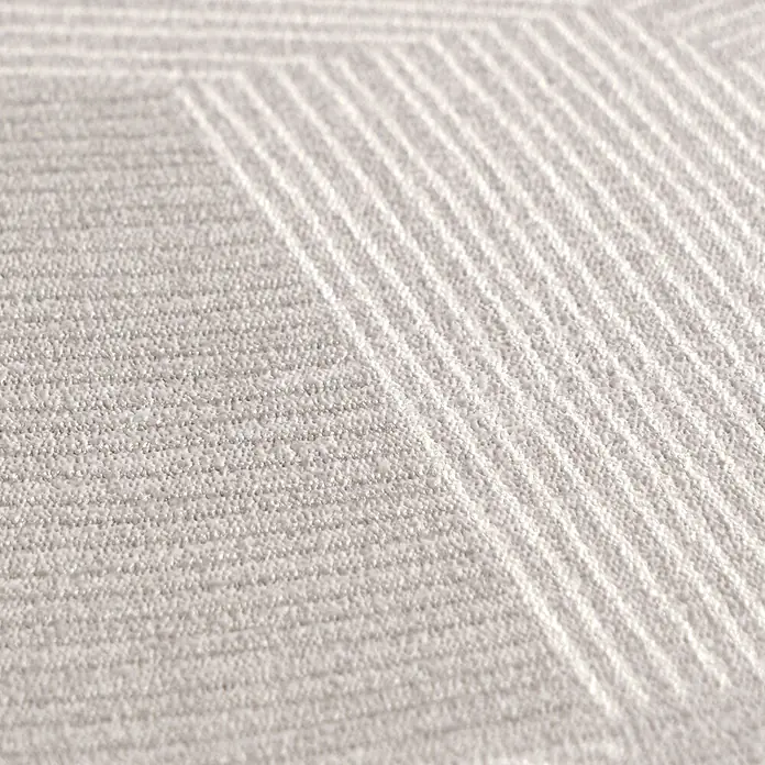 A.S. Création Cuba 2 Vliestapete Grafik - Grau-Weiß, Grafisch, 10,05 x 0,53 m - Hellbeiger strukturierter Teppich mit geometrischen Mustern aus parallelen Linien, die ein subtiles, modernes Design bilden.