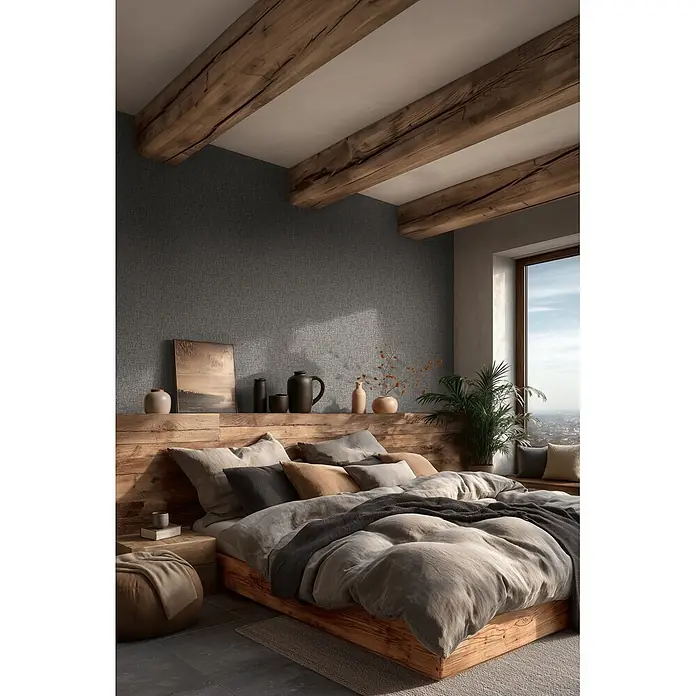 A.S. Création Metropolitan Stories Vibes & Styles Vliestapete Rattan - Grau-Metallic, Uni, 10,05 x 0,53 m - Gemütliches, modernes Schlafzimmer mit großem Holzbett, grauer Bettwäsche, Holz-Kopfteil und freiliegenden Deckenbalken.