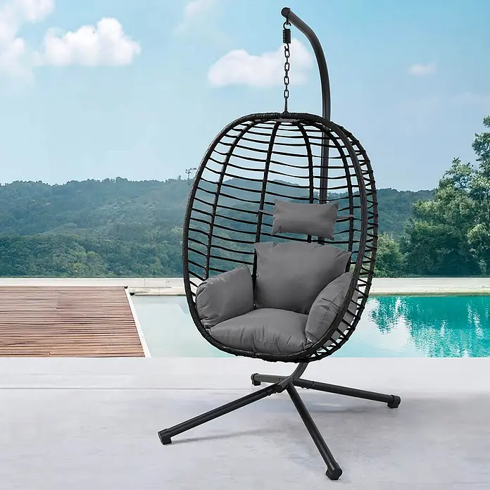 SVITA Hängesessel BELLY - L x B x H: 100 x 90 x 200 cm, Metall, Schwarz - Dunkelbrauner eiförmiger Hängesessel mit grauen Kissen am Pool und Bergblick.