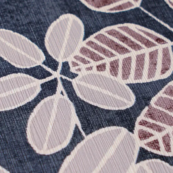 A.S. Création Nordic Feeling Vliestapete Blätter II - Blau-Lila, Uni, 10,05 x 0,53 m - Texturierter Stoff mit stilisierten Blättern in Hellbeige und Rotbraun auf dunkelblauem Grund.
