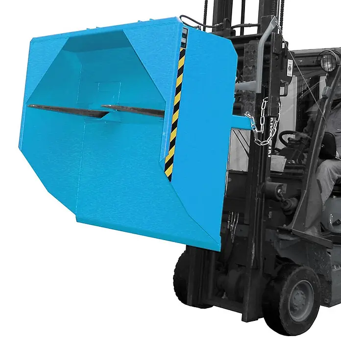 Bauer Seitenkippschaufel Schaufel BSM 100, lackiert, Lichtblau -  - Blauer selbstkippender Gabelstaplerbehälter mit schwarz-gelben Warnstreifen, an einem Gabelstapler montiert.