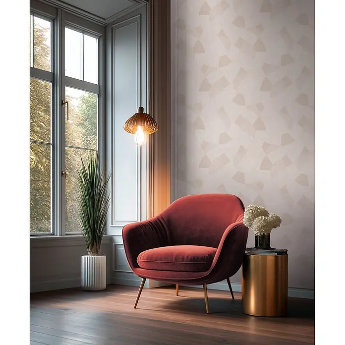 A.S. Création Cuba 2 Vliestapete Grafik - Grau-Weiß, Grafisch, 10,05 x 0,53 m - Roter Samtsessel mit goldenen Beinen in einem gemütlichen Raum, neben einem Fenster und einem goldenen Beistelltisch mit Blumen.