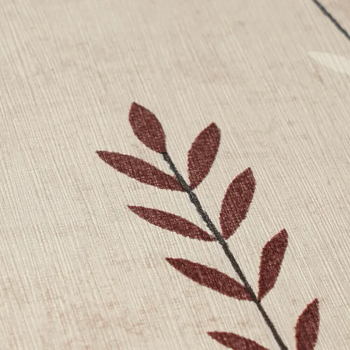 A.S. Création Nordic Feeling Vliestapete Skandi - Beige-Braun, Floral, 10,05 x 0,53 m - Nahaufnahme eines hellbeigen strukturierten Stoffes mit einem Muster aus rotbraunen stilisierten Blättern.