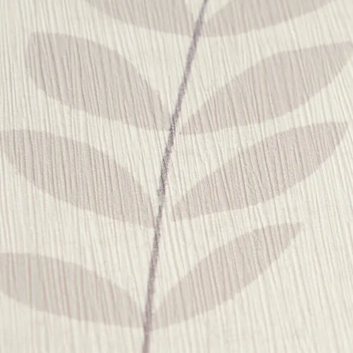 A.S. Création Nordic Feeling Vliestapete Skandi - Grau, Floral, 10,05 x 0,53 m - Strukturierte cremefarbene Tapete mit feiner vertikaler Maserung und hellbraunem Blattmuster.