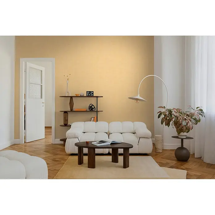A.S. Création Nordic Feeling Vliestapete Uni - Gelb, Uni, 10,05 x 0,53 m - Strukturierte hellgelbe Wände in einem gemütlichen Wohnzimmer mit einem weißen Modulsofa, dunklen Holzmöbeln und einem hellen Teppich.