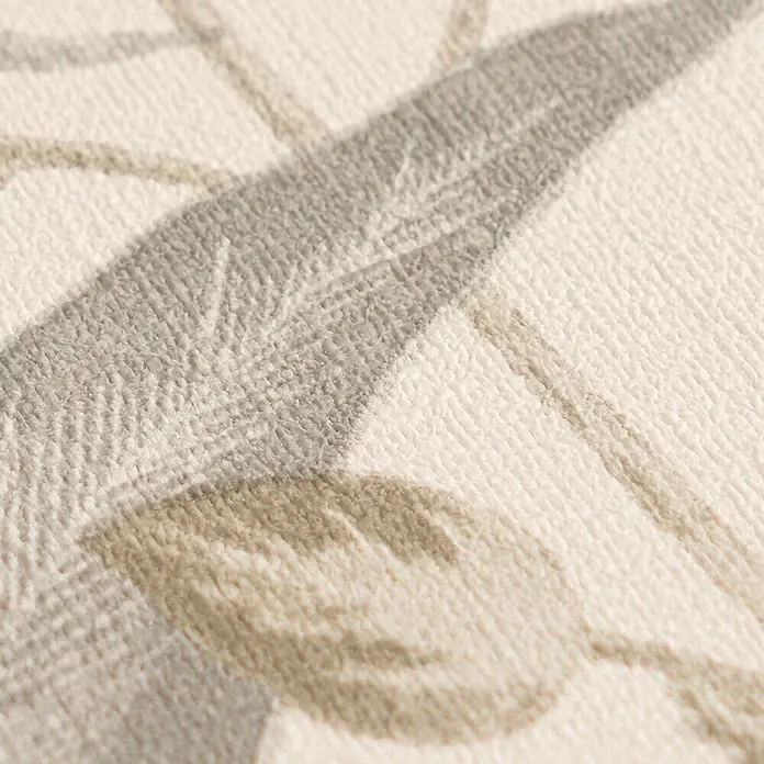 A.S. Création Metropolitan Stories Vibes & Styles Vliestapete Gräser - Creme-Grau, Floral, 10,05 x 0,53 m - Nahaufnahme eines hellcremefarbenen strukturierten Stoffes mit subtilem abstraktem Muster in Grau- und Beigetönen.