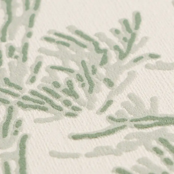 A.S. Création Metropolitan Stories Vibes & Styles Vliestapete Zen - Grün-Weiß, Floral, 10,05 x 0,53 m - Cremefarbener Stoff mit einem getufteten, gedeckt grünen Muster, das an abstraktes Laub erinnert.
