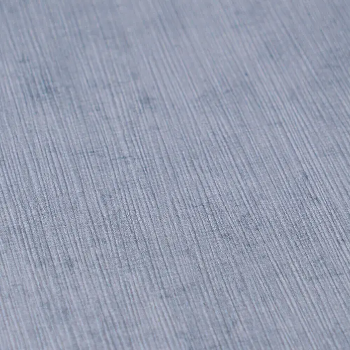 A.S. Création Nordic Feeling Vliestapete Uni - Blau-Grau, Uni, 10,05 x 0,53 m - Hellblau-graue strukturierte Oberfläche mit feinen vertikalen Linien.