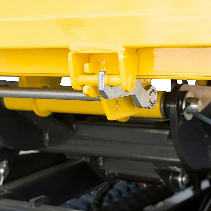 Bamato Kettendumper MTR-1000PROL mit Liftfunktion - Motorbetrieben, Traglast: 1.000 kg - Gelbe Maschinenkupplung mit silbernem Arretierhebel und Hydraulikzylinder.