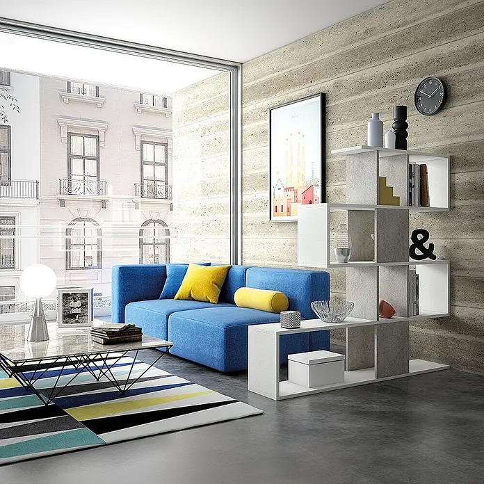Kiamami Valentina Holzregal - Aufstellen, Weiß, Bertonoptik - Ein modernes Wohnzimmer mit blauem Modulsofa, gelben Kissen und einem weiß/grauen modularen Regal für Stauraum.