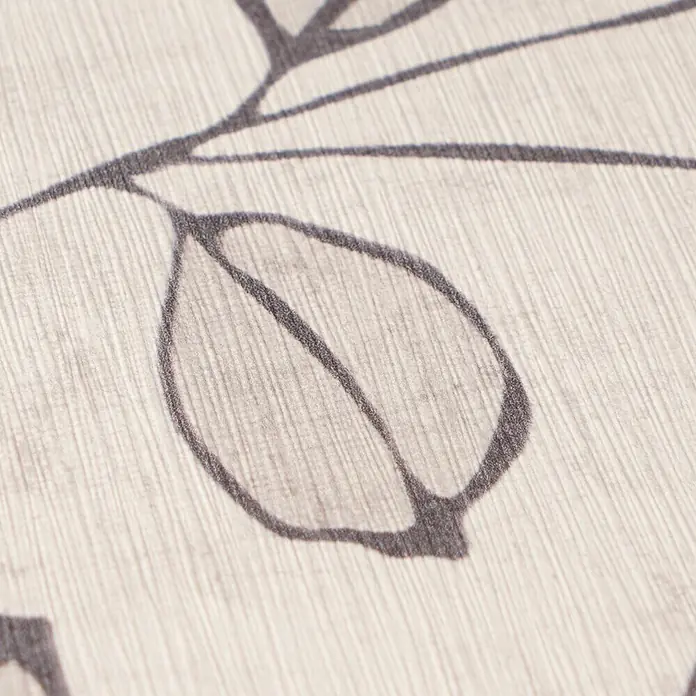 A.S. Création Nordic Feeling Vliestapete Blätter III - Grau-Weiß, Floral, 10,05 x 0,53 m - Nahaufnahme einer hellbeigen strukturierten Oberfläche mit dunklem, abstraktem Blattmuster.